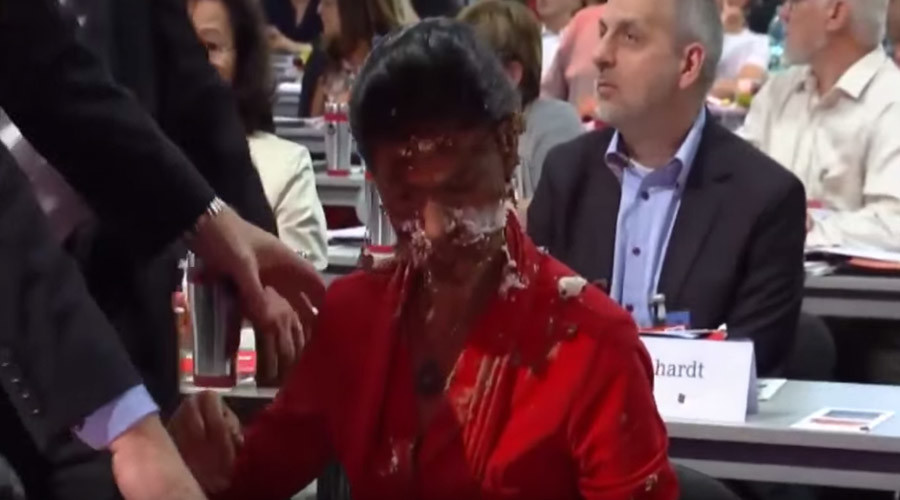Πέταξαν τούρτα στην επικεφαλής του Die Linke - Την κατηγορούν για ξενοφοβικές απόψεις (Video) - Media