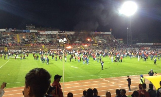 Χάος σε τουρκικό γήπεδο: Οπαδοί καίνε τον γήπεδο μετά τον υποβιβασμό (Video) - Media