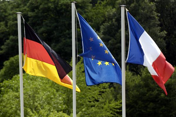 Spiegel: Το χρέος απειλεί το Eurogroup και διχάζει Γερμανία - Γαλλία - Media