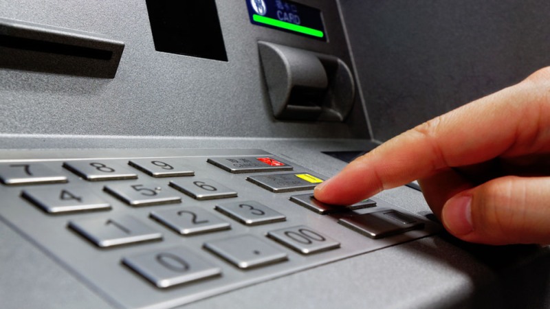 40χρονες παγίδευαν ATM, κλέβοντας τα χρήματα πελατών- Συνελήφθησαν στο Παγκράτι (Photos) - Media