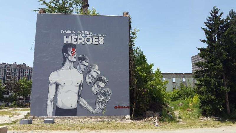 To Σαράγεβο "τιμά" τον Ντέιβιντ Μπόουι (Photo) - Media