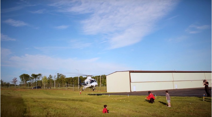 Τράβηξε το δόντι του παιδιού του με ελικόπτερο (Videos) - Media
