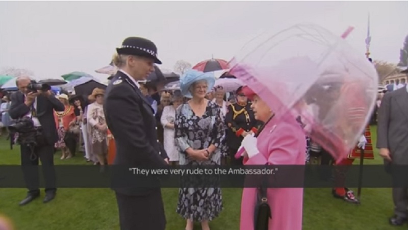 Η βασίλισσα Ελισάβετ «καρφώνει» Κινέζους αξιωματούχους σε ανοικτό μικρόφωνο (Video) - Media