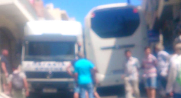 Λεωφορείο με τουρίστες «σφήνωσε» σε δρόμο στην Ελούντα (Photos - Video) - Media