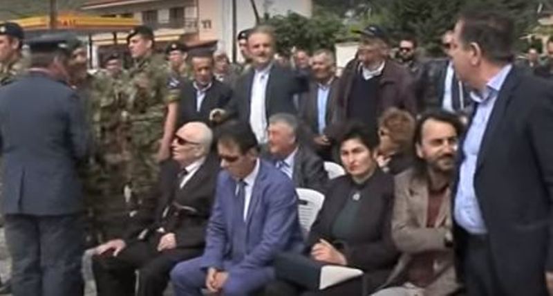 Επεισόδια στο Σύνταγμα: Αστυνομικοί τραμπουκίζουν δημοσιογράφο (Video) - Media
