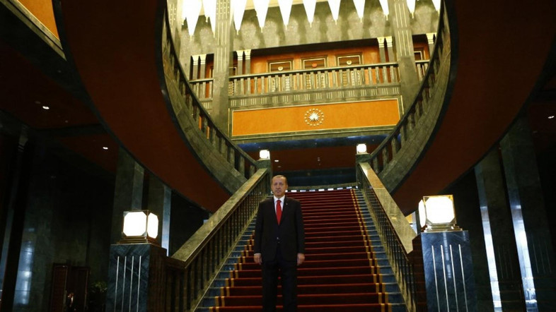 Κρύβεται στην χώρα της Ολλανδή δημοσιογράφος που επέκρινε τον «σουλτάνο» Ερντογάν - Media