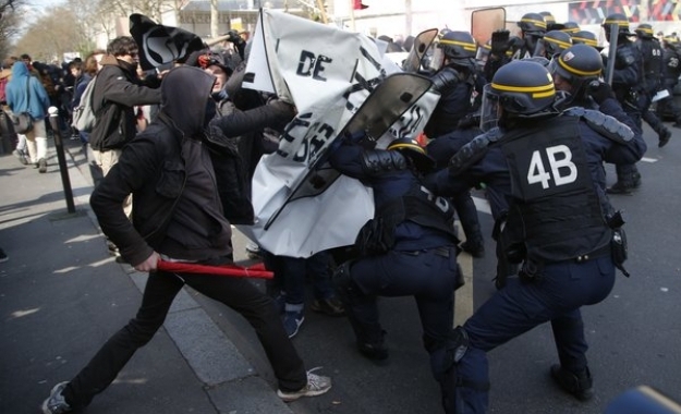 Καζάνι που είναι έτοιμο να εκραγεί η Γαλλία – Δεν κάνει πίσω σε τίποτα ο Ολάντ  - Media