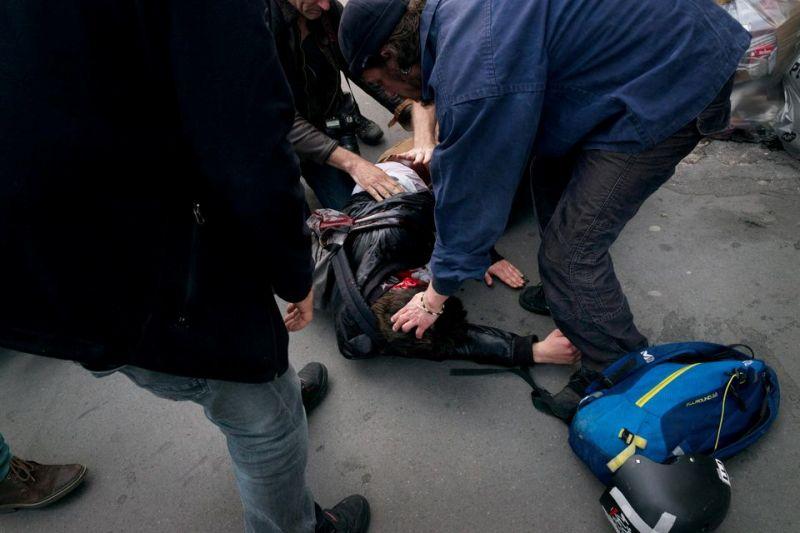 Οι Γάλλοι αστυνομικοί τραυματίζουν σοβαρά δημοσιογράφο με χειροβομβίδα κρότου λάμψης (Photo -Video) - Media