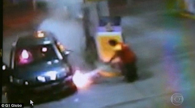Υπάλληλος βενζινάδικου «έλουσε» με βενζίνη επίδοξο ληστή που πυροβολεί και τυλίγεται στις φλόγες (Video) - Media