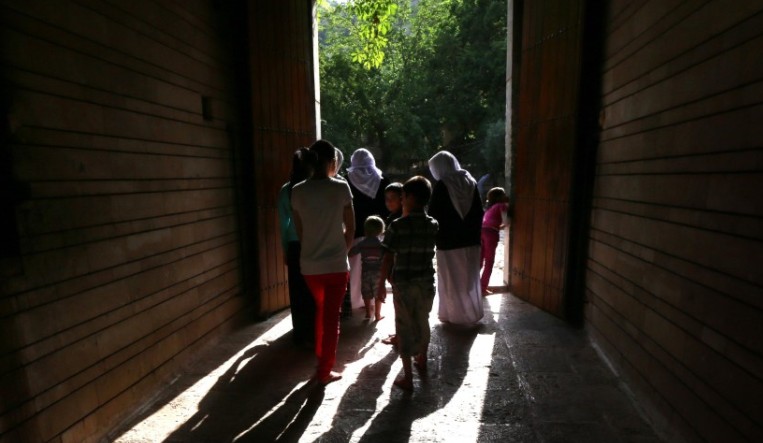 Ο Γερμανός γιατρός που «σώζει» τις σκλάβες του έρωτα από τους τζιχαντιστές (Photos) - Media