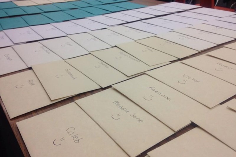 Δασκάλα στέλνει γράμματα σε πάνω από 100 μαθητές αφού ξέσπασε σε κλάματα με αποκάλυψη γονέα (Photos) - Media