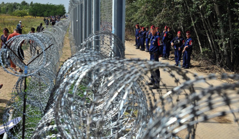 Οι Ούγγροι ενισχύουν τον φράκτη στα σύνορα με τη Σερβία - Media