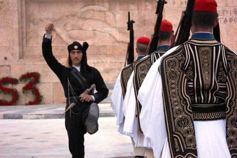Εντυπωσιακή αλλαγή φρουράς με Πόντιους Εύζωνες (Video) - Media
