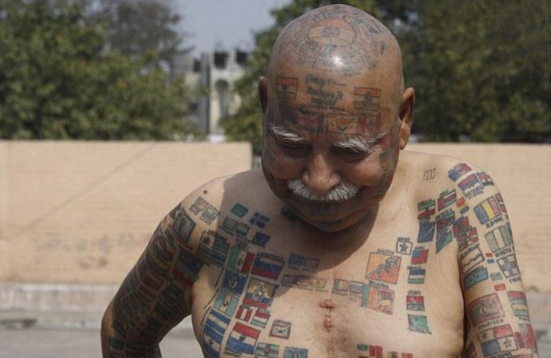 Ινδός 74 ετών έχει 366 τατουάζ στο σώμα του (Photos) - Media