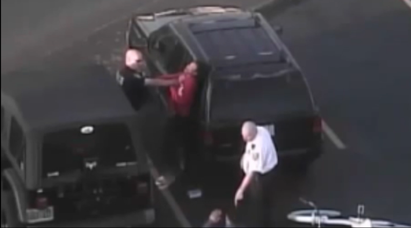 Απίστευτα βάναυση επίθεση αστυνομικού σε 17χρονη Αφροαμερικανή (Video) - Media