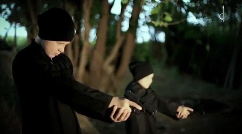 To νέο βίντεο φρίκης του ISIS: Δύο ανήλικοι Γάλλοι δολοφονούν Σύρους κρατούμενους  - Media