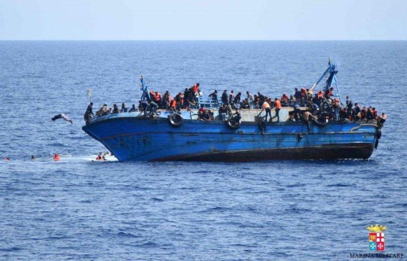 Η συγκλονιστική στιγμή της ανατροπής πλοιαρίου γεμάτο μετανάστες στη Μεσόγειο (Photos) - Media