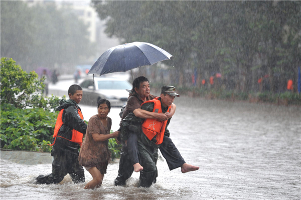 Οι δυνατές βροχές «έδιωξαν» περισσότερους από 27.000 Κινέζους από τα σπίτια τους - Media