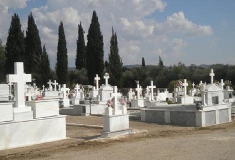 Ανείπωτη τραγωδία στο νεκροταφείο της Ελεκίστρας: Μαρμάρινη καντιλήθρα σκότωσε μαρμαρά - Media