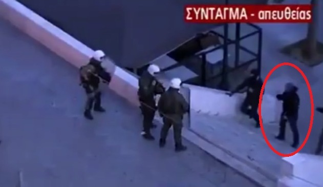 Ο κουκουλοφόρος που έβγαλε την κουκούλα του μπροστά στα ΜΑΤ εν μέσω επεισοδίων (Video) - Media