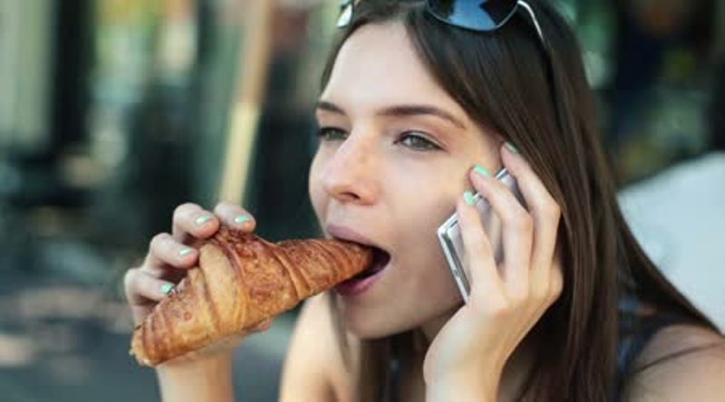 Έτρωγε κρουασάν με τη μάσκα στο πηγούνι και συνελήφθη - Media