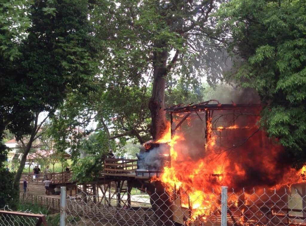 Τρικαλινοί αναρχικοί τίμησαν την εργατική πρωτομαγιά πυρπολώντας τον… Μύλο των Ξωτικών! - Media