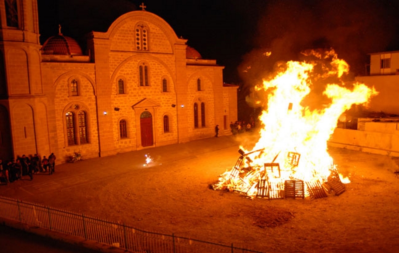 Τι είναι η Λαμπρατζία που ανάγκασε έναν ιερέα να πει το «Χριστός Ανέστη» σε άλλο ναό για να την αποφύγει;  - Media