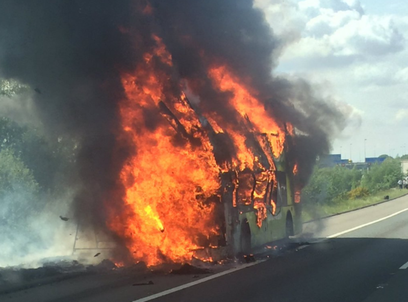 Οδηγός λεωφορείου έσωσε 60 μαθητές από φλεγόμενο όχημα - Media