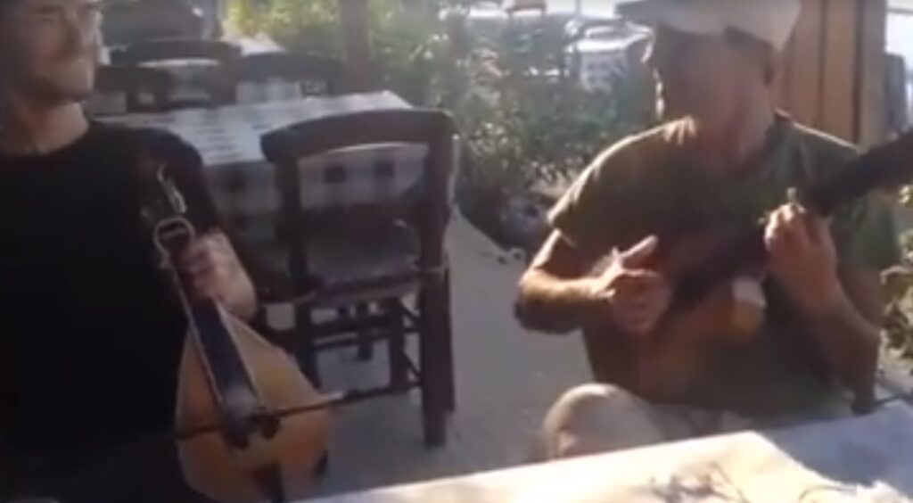 Ο Manu Chao «τζαμάρει» με λυράρη στην Κρήτη (Video) - Media