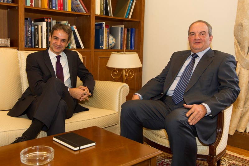 Σε δυο στρατόπεδα χωρίστηκαν οι Μητσοτακικοί με τους Καραμανλικούς στο γάμο της Πυργιώτη - Media