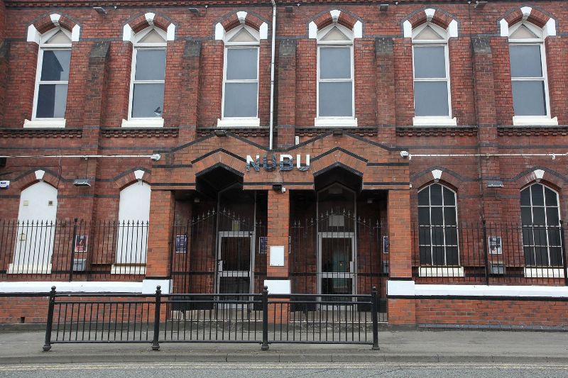 Νεαρή κοπέλα έκανε στοματικό σεξ στη μέση πίστας σε κλαμπ στο Λονδίνο - Media