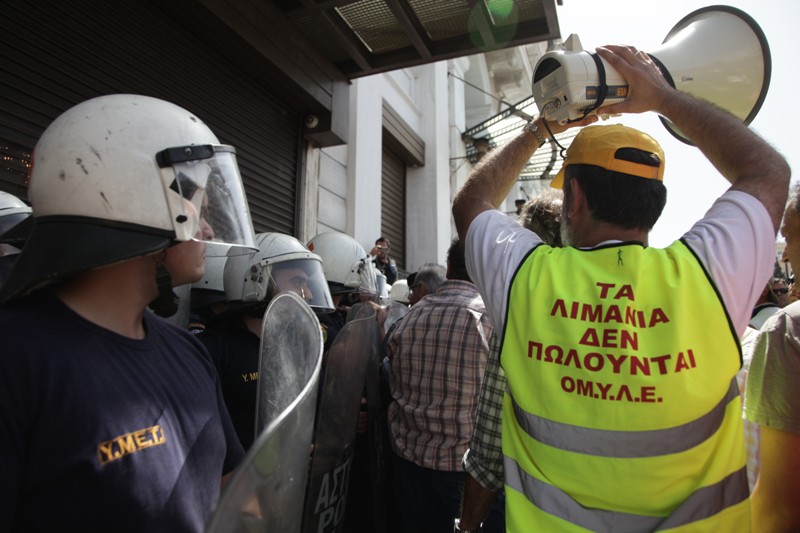 Ξεσηκώθηκαν οι εργαζόμενοι στα λιμάνια ενάντια στην ιδιωτικοποίηση ΟΛΠ και ΟΛΘ - Ένταση με τα ΜΑΤ (Photos) - Media