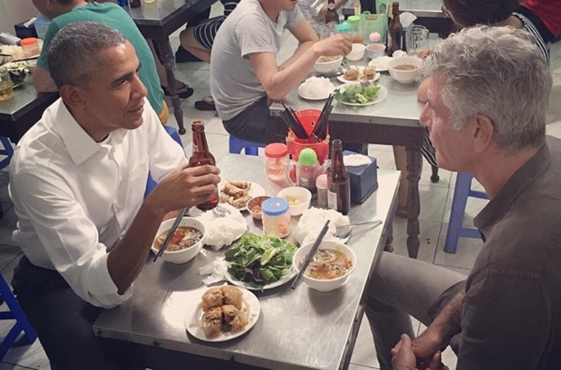 Οι χαλαρές στιγμές του Ομπάμα στο Ανόι: Πίνει μπύρες με τον Άντονι Μπουρντέν σε εστιατόριο (Photos) - Media