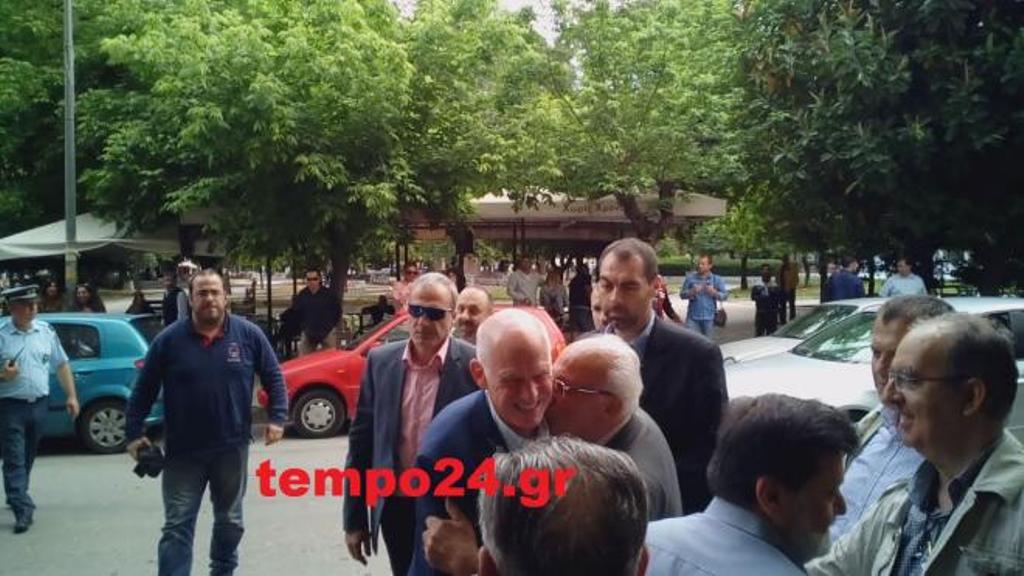 Με φιλιά, αγκαλιές και χειροκροτήματα υποδέχθηκαν τον Γιώργο Παπανδρέου στην Πάτρα (Videos) - Media