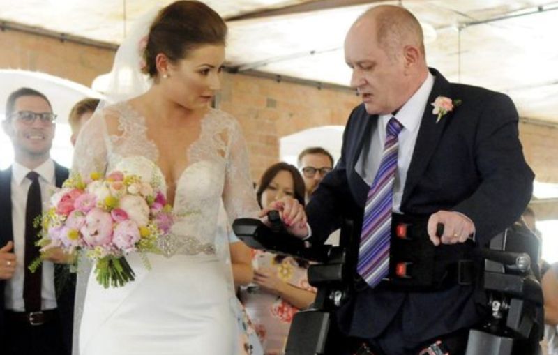 Ανάπηρος πατέρας «περπάτησε» στο γάμο της κόρης του (Photos - Video) - Media