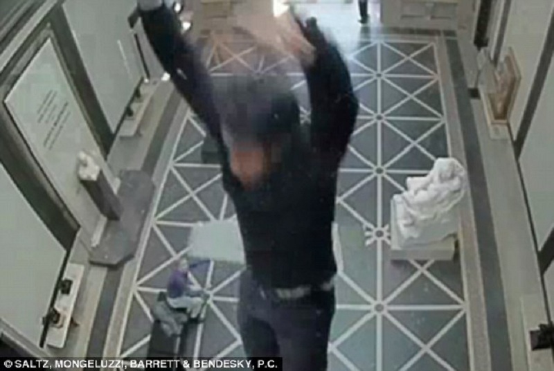 Ηλεκτρολόγος επισκεύαζε τα φώτα Μουσείου, γλίστρησε και έπεσε από το ταβάνι ύψους 13 μέτρων - Σοκαριστικό Video - Media