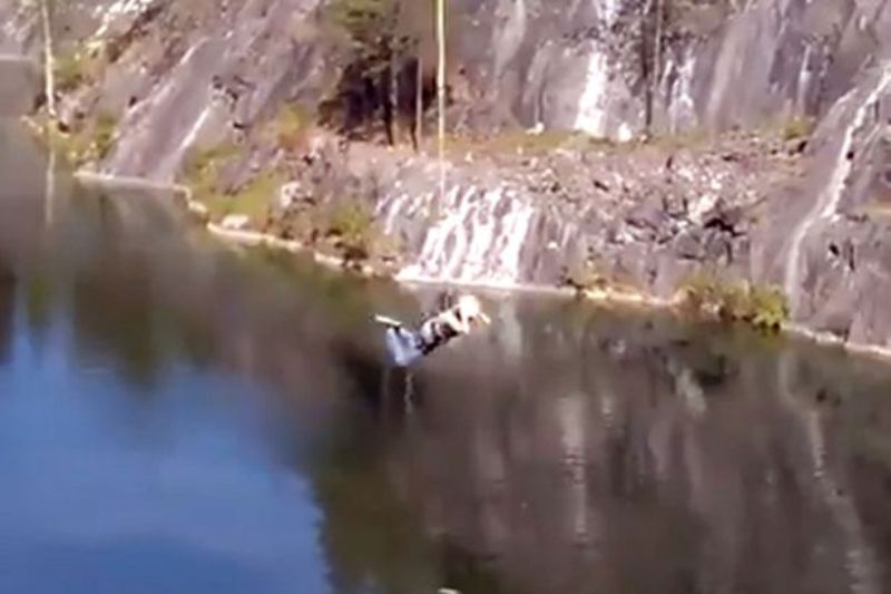 Έπεσε με το κεφάλι στα βράχια, ενώ έκανε bungee jumping - Την έσωσε το κράνος(Video) - Media