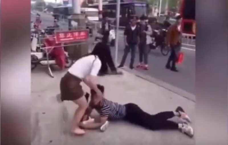 Στα… πατώματα έπεσε και της τράβαγε το πόδι για να μην τον χωρίσει! (Video) - Media