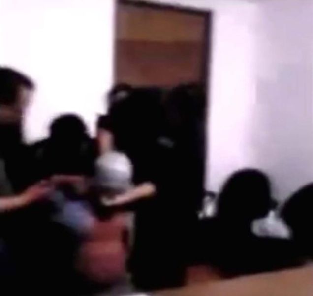 Αστυνομικός ανακρίνει ύποπτο, πνίγοντας τον με πλαστική σακούλα (Video) - Media