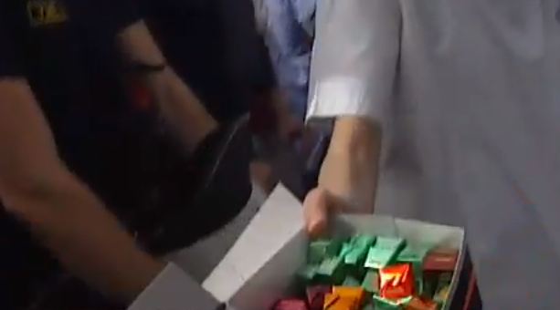 Οι νοσηλευτές κέρασαν… σοκολατάκια τα ΜΑΤ (Video) - Media