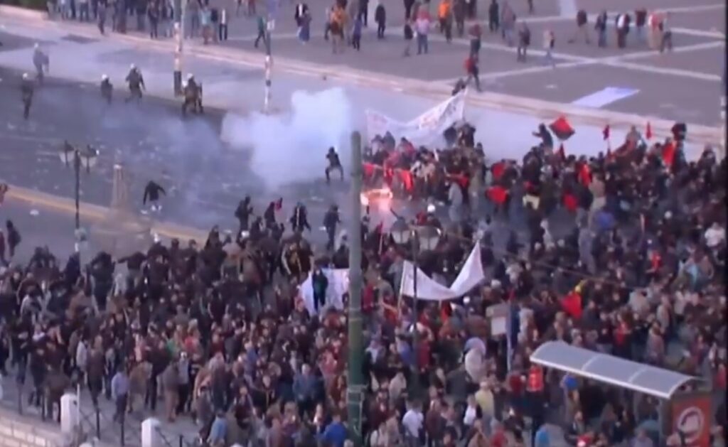 ΕΙΝΑΠ: Η ευθεία εκτόξευση δακρυγόνων κατά διαδηλωτών υποκρύπτει δολοφονική πρόθεση (Video) - Media