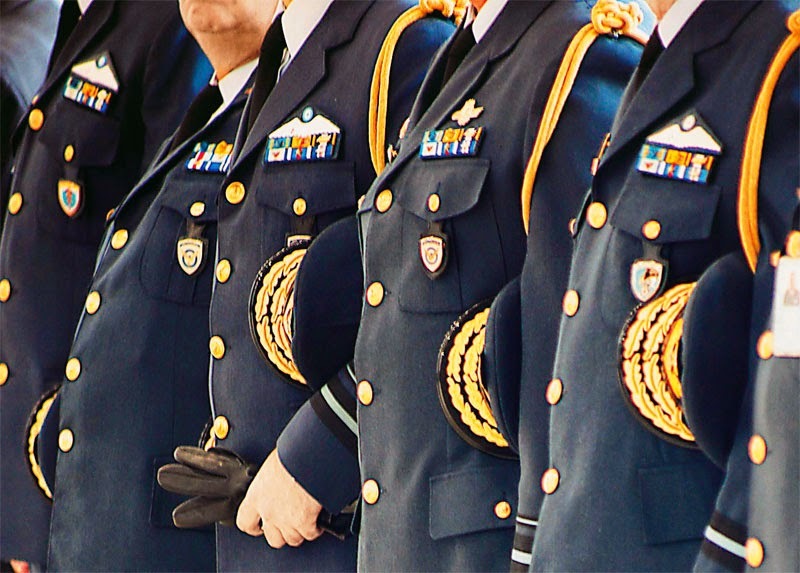 «Κόφτης» σε μισθούς και συντάξεις στρατιωτικών, γιατρών, καθηγητών και δικαστικών  - Media