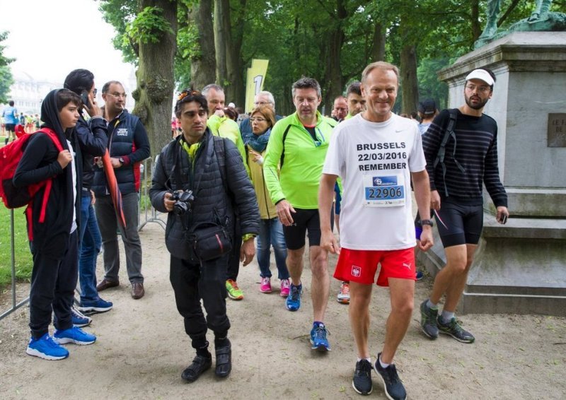 Ο Τουσκ …πέταξε το κουστούμι του και έτρεξε στη μνήμη των θυμάτων της τρομοκρατίας (Photos) - Media