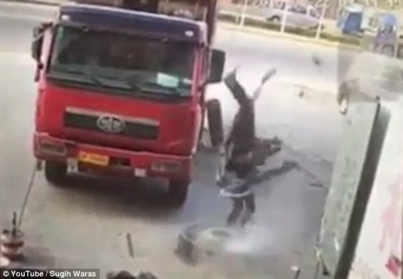 Τι μπορεί να πάθει κάποιος εάν πάει να αλλάξει ένα λάστιχο φορτηγού και εκείνο "σκάσει" δίπλα του; (Video)  - Media