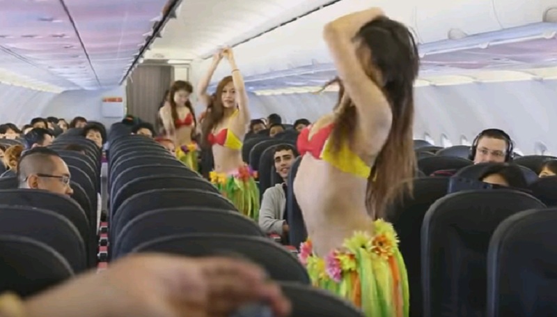 Κορίτσια που χορεύουν με μπικίνι σε πτήσεις αεροπορικής εταιρείας (Video) - Media