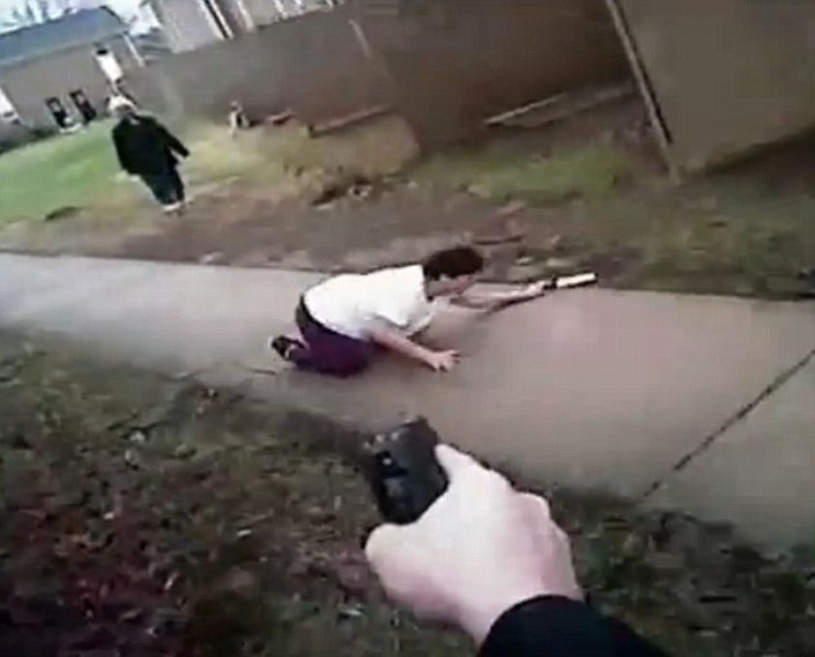 Γυναίκα που πλησίασε αστυνομικό με μπαλτά, πέφτει νεκρή από τους πυροβολισμούς του (Video) - Media