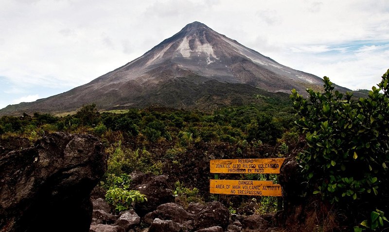 Φόβοι για ισχυρή έκρηξη ηφαιστείου στην Κόστα Ρίκα - Media