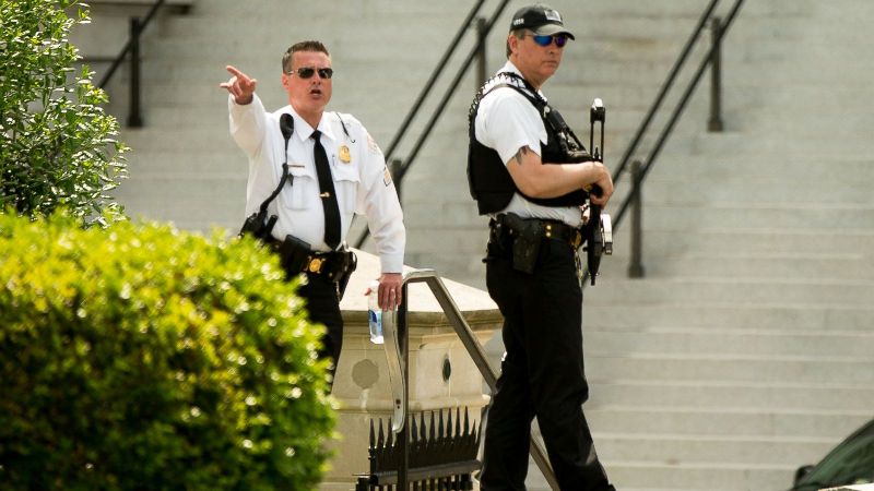 Συνελήφθη τραυματισμένος ο άνδρας που οπλοφορούσε κοντά στο Λευκό Οίκο - Media