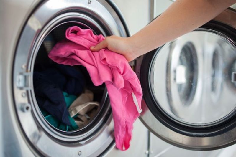 Ποτέ μην κάνετε αυτό το λάθος που «κοστίζει» όταν πλένετε τα ρούχα σας - Media