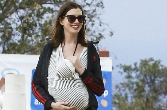 Η πρώτη βόλτα της Αν Χάθαγουεϊ με τον γιο της (Photos) - Media